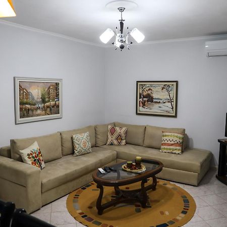 شقة Lola'S Apartament بيرات المظهر الخارجي الصورة