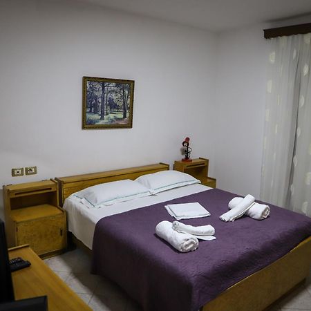 شقة Lola'S Apartament بيرات المظهر الخارجي الصورة