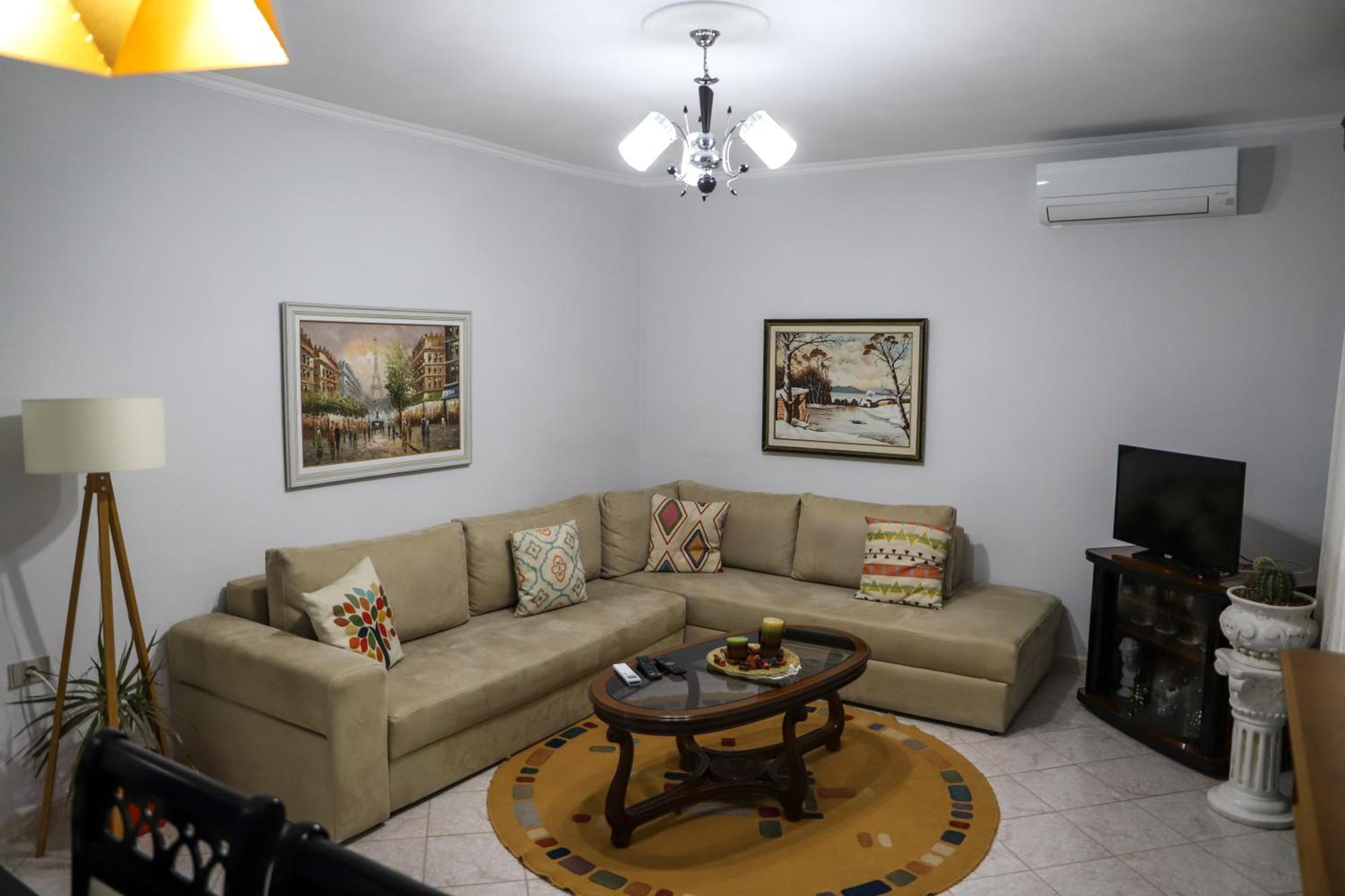 شقة Lola'S Apartament بيرات المظهر الخارجي الصورة