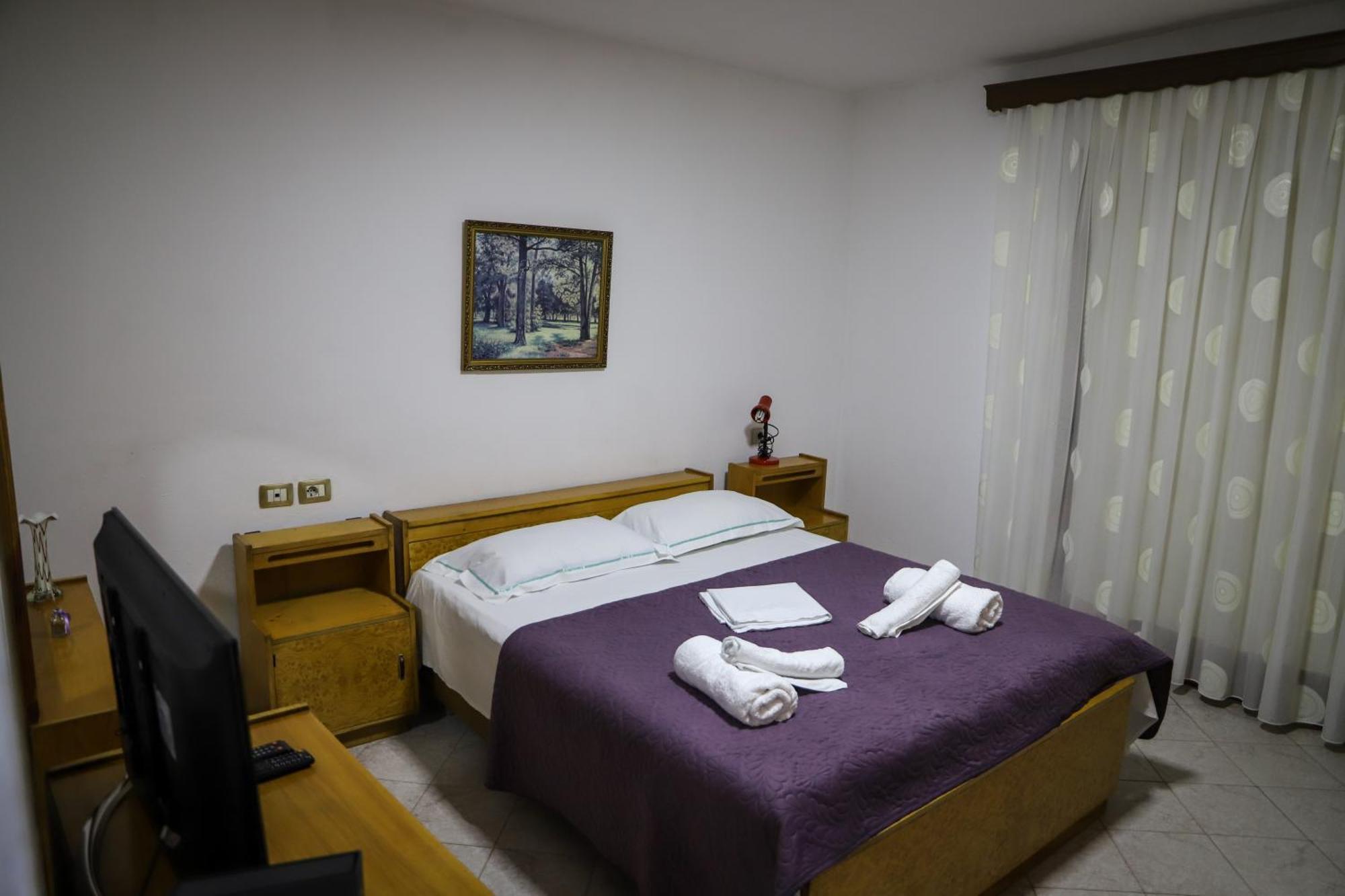شقة Lola'S Apartament بيرات المظهر الخارجي الصورة