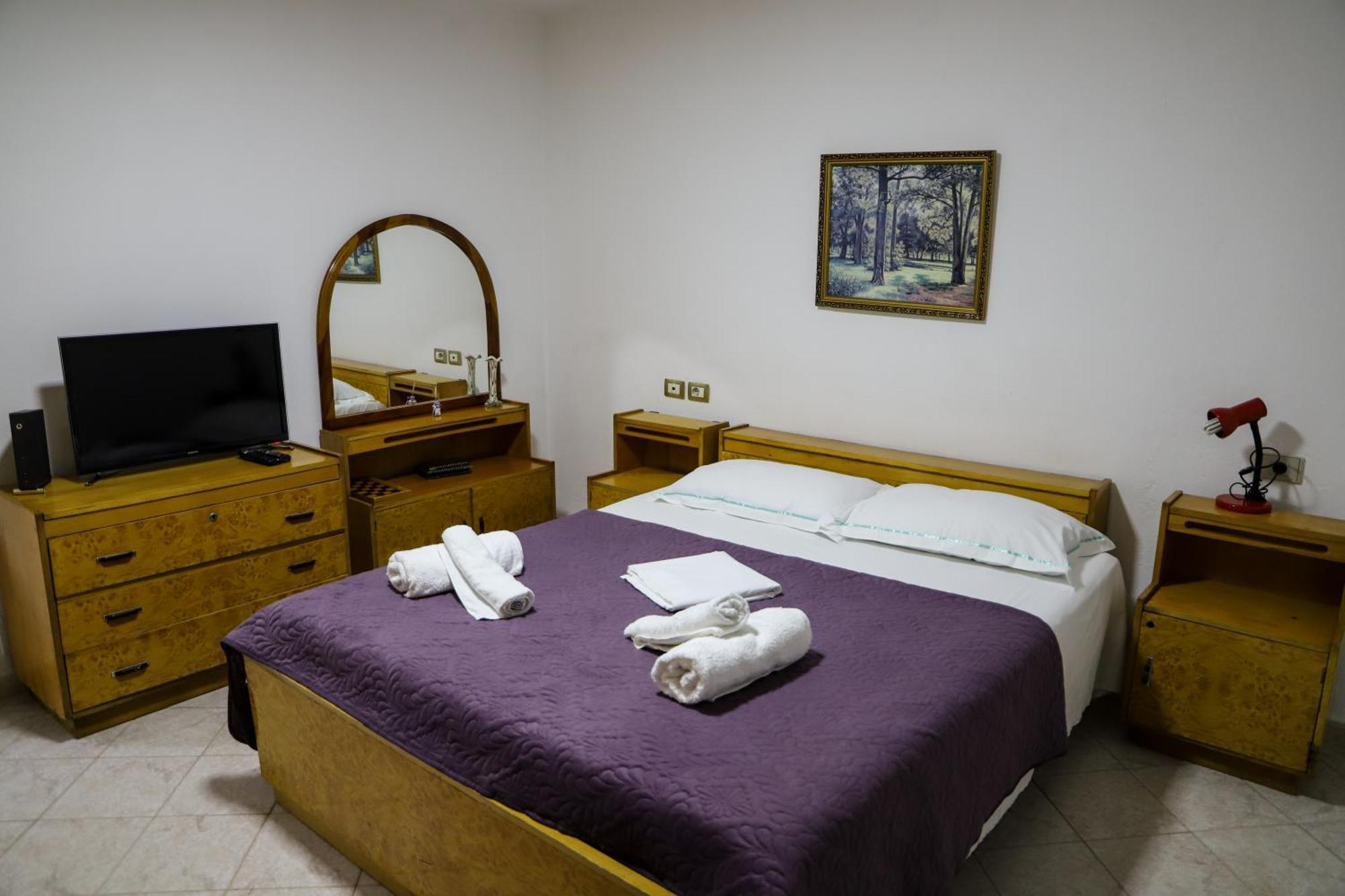 شقة Lola'S Apartament بيرات المظهر الخارجي الصورة