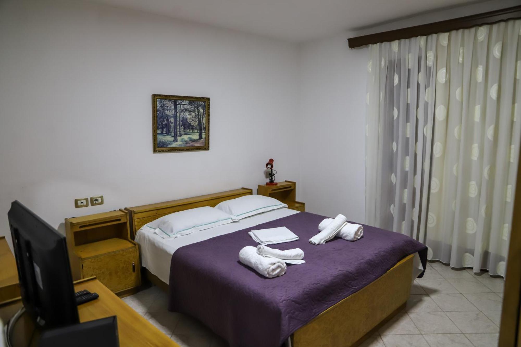 شقة Lola'S Apartament بيرات المظهر الخارجي الصورة